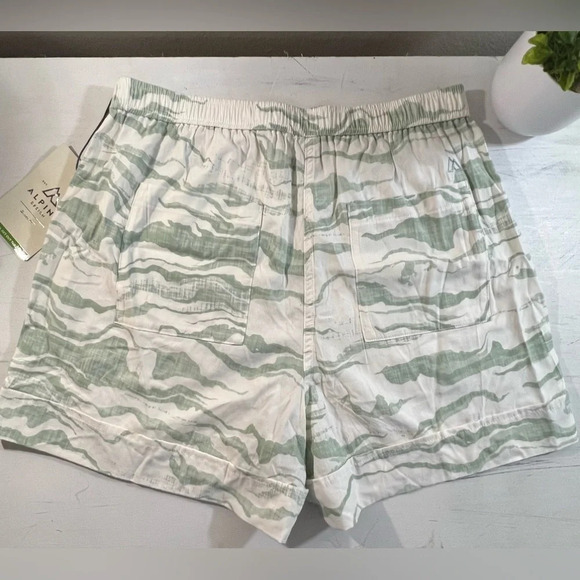 ALPINE Design shorts for Women, Color Jade Print, Size Small, NWT - Picture 2 of 6
